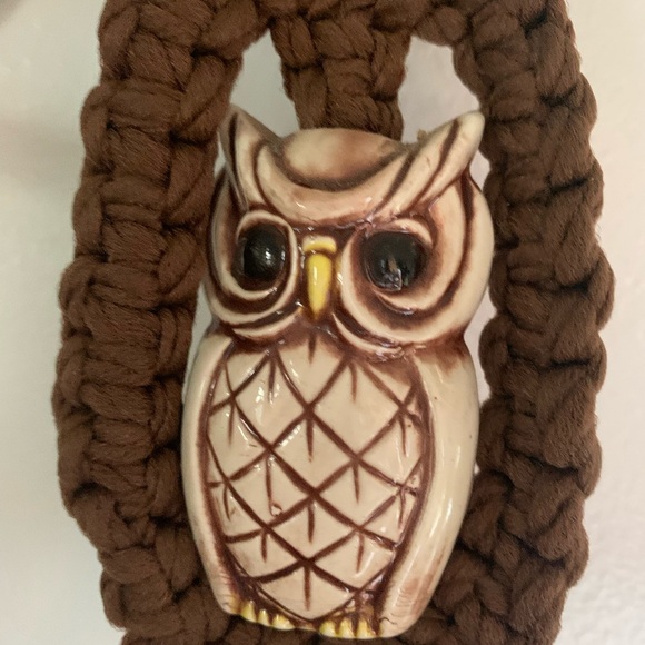 Vintage Handmade 70s Brown Macrame Owl Towel Holder - Picture 7 of 7